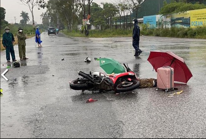  Công an đang phối hợp điều tra, làm rõ nguyên nhân khiến 2 người đi xe máy tử vong trên đường.