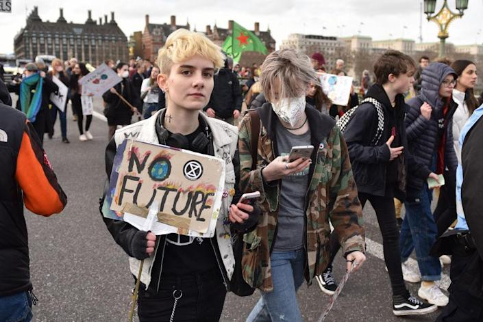 75% thanh niên trên toàn thế giới lo sợ về tương lai trong bối cảnh biến đổi khí hậu - Ảnh: Yahoo News