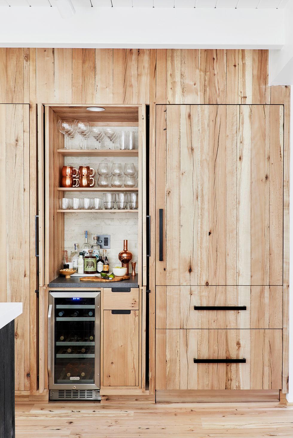 Nếu bạn định nhường chỗ cho quầy bar gia đình trong nhà bếp, hãy đảm bảo đặt nó ở vị trí tốt. Trong không gian do Emily Henderson thiết kế này , khu home bar gần với khu ăn uống, giúp bạn dễ dàng chạy đi chạy lại khi giải trí.