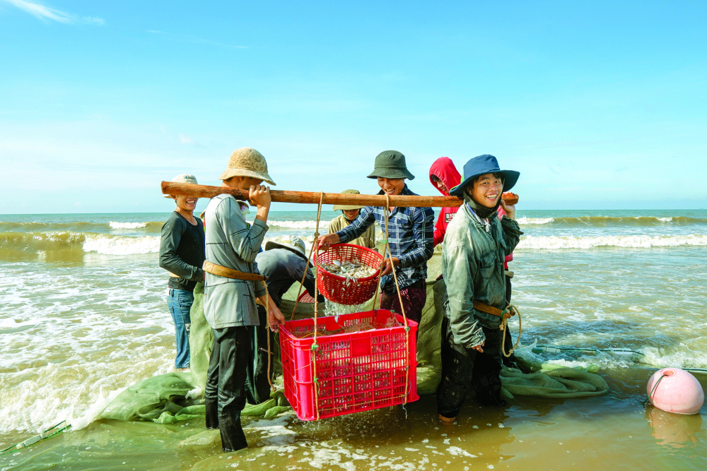 Sáng sớm, người dân địa phương tập trung kéo những mẻ hải sản tươi ngon lên bờ