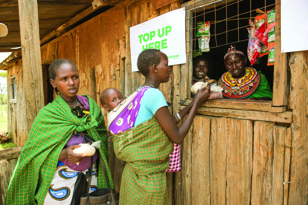Phụ nữ Samburu được BOMA hỗ trợ có cơ hội kiếm sống ổn định hơn bằng công việc kinh doanh thực phẩm, gia súc 