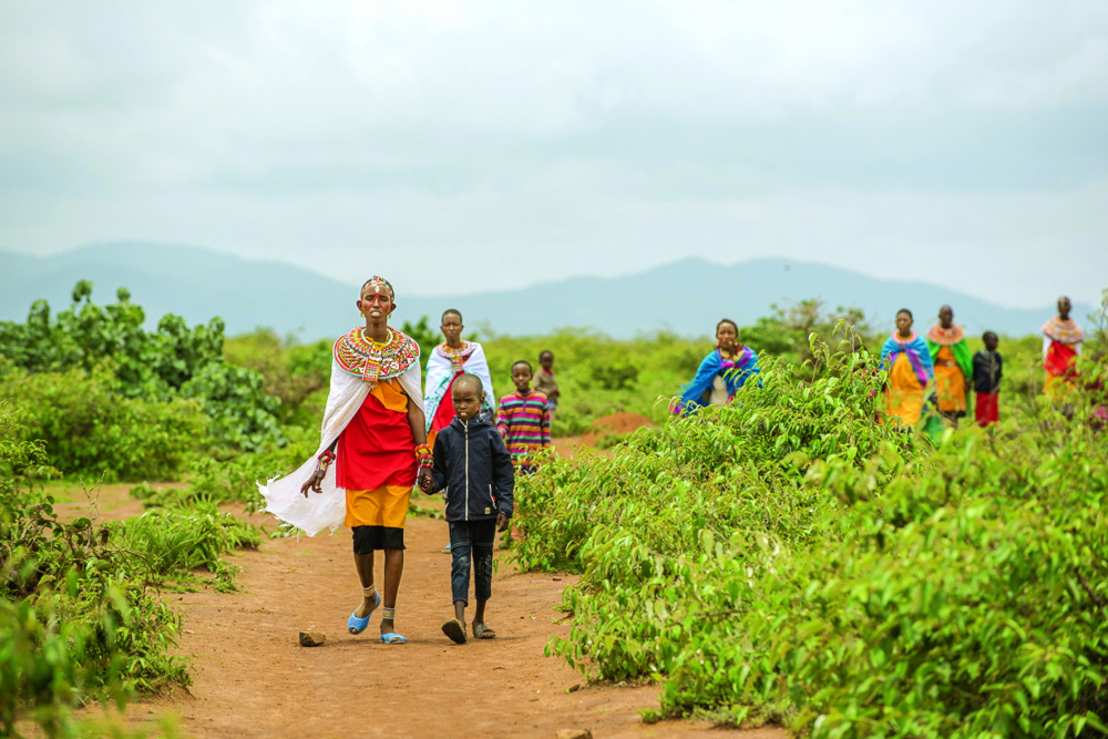 Phụ nữ và trẻ em bộ tộc Samburu sinh sống gần Kirisia.  Khu rừng có độ cao hơn 2.100m, thuộc dạng rừng khô, thưa
