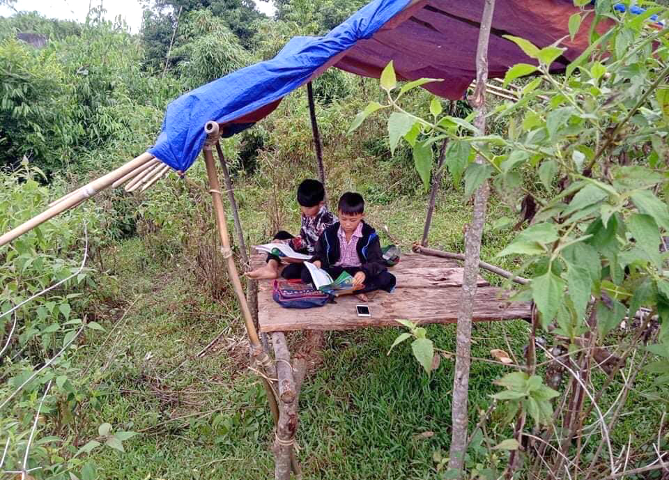Dần và Thành cùng nhau học online trong túp lều tạm bợ trên núi