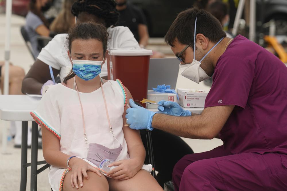 Francesca Anacleto, 12 tuổi, được tiêm vắc-xin Pfizer mũi đầu tiên hôm 4/8 ở Florida. Ảnh: AP