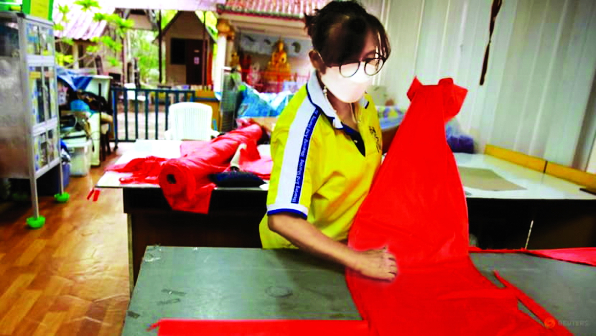 Thái Lan đang biến những chai nhựa rác thải thành đồ bảo hộ phục vụ công tác chống dịch COVID-19 - ẢNH: CNA