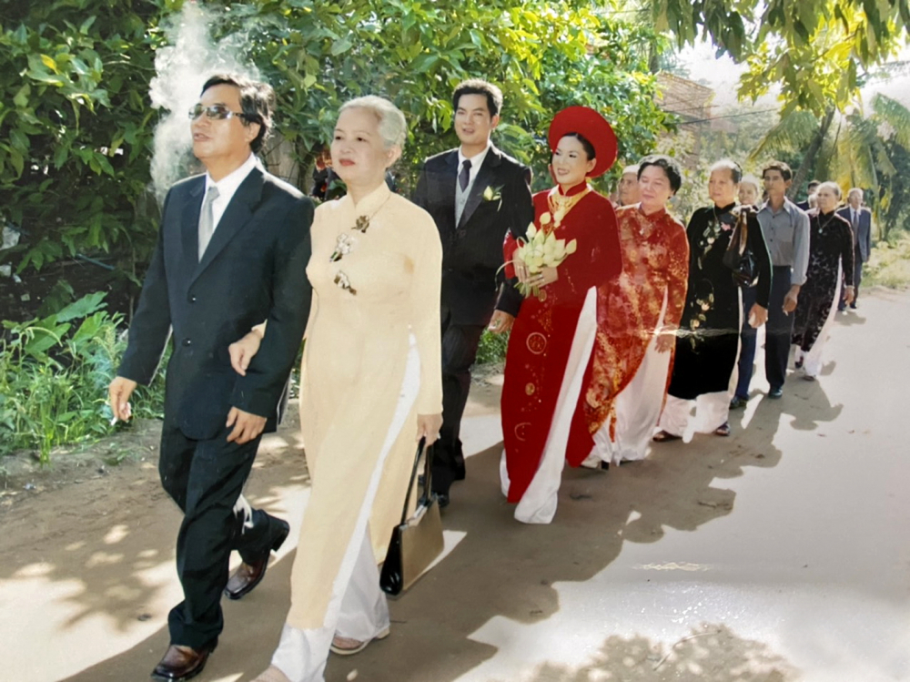 Vợ chồng NSND Văn Giỏi trong lễ cưới của con trai út Hồng Tú