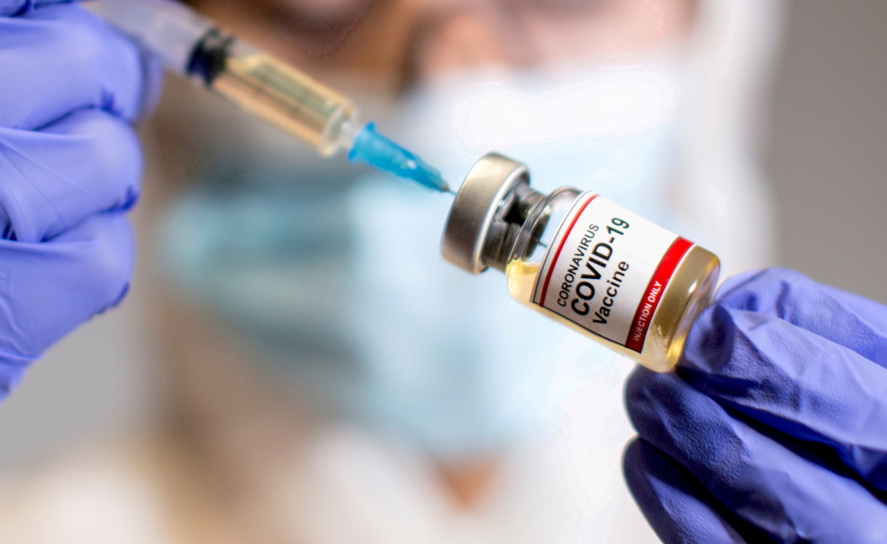 Anh Quốc đang nghiên cứu cẩn trọng để xác định mũi vắc xin COVID-19 thứ hai tối ưu cho trẻ em nhằm tránh nguy cơ viêm cơ tim - Ảnh: Reuters