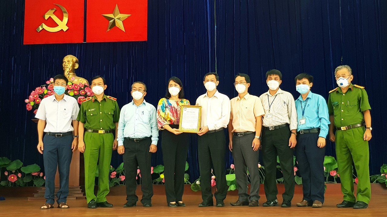 Bác sĩ Nguyễn Tri Thức (thứ 5 từ trái qua) cùng lãnh đạo Bệnh viện Chợ Rẫy trao học bổng cho đại điện của học sinh, ảnh BVCC
