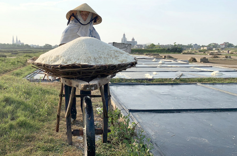 Người dân làm muối tại đồng muối Kim Liên được hỗ trợ 6 triệu đồng khi đầu tư mua sắm chạt lọc và bộ trải bạt ô kết tinh 