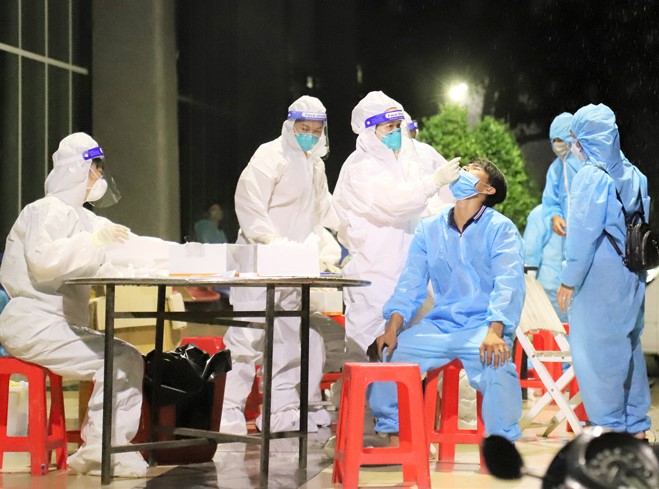 Lực lượng y tế lấy mẫu xét nghiệm nhanh SARS-CoV-2 cho những người có mặt tại bến xe Đức Long trong đêm 2/9 sau khi phát hiện tài xế Đ. nhiễm COVID-19. Ảnh: Báo Lâm Đồng