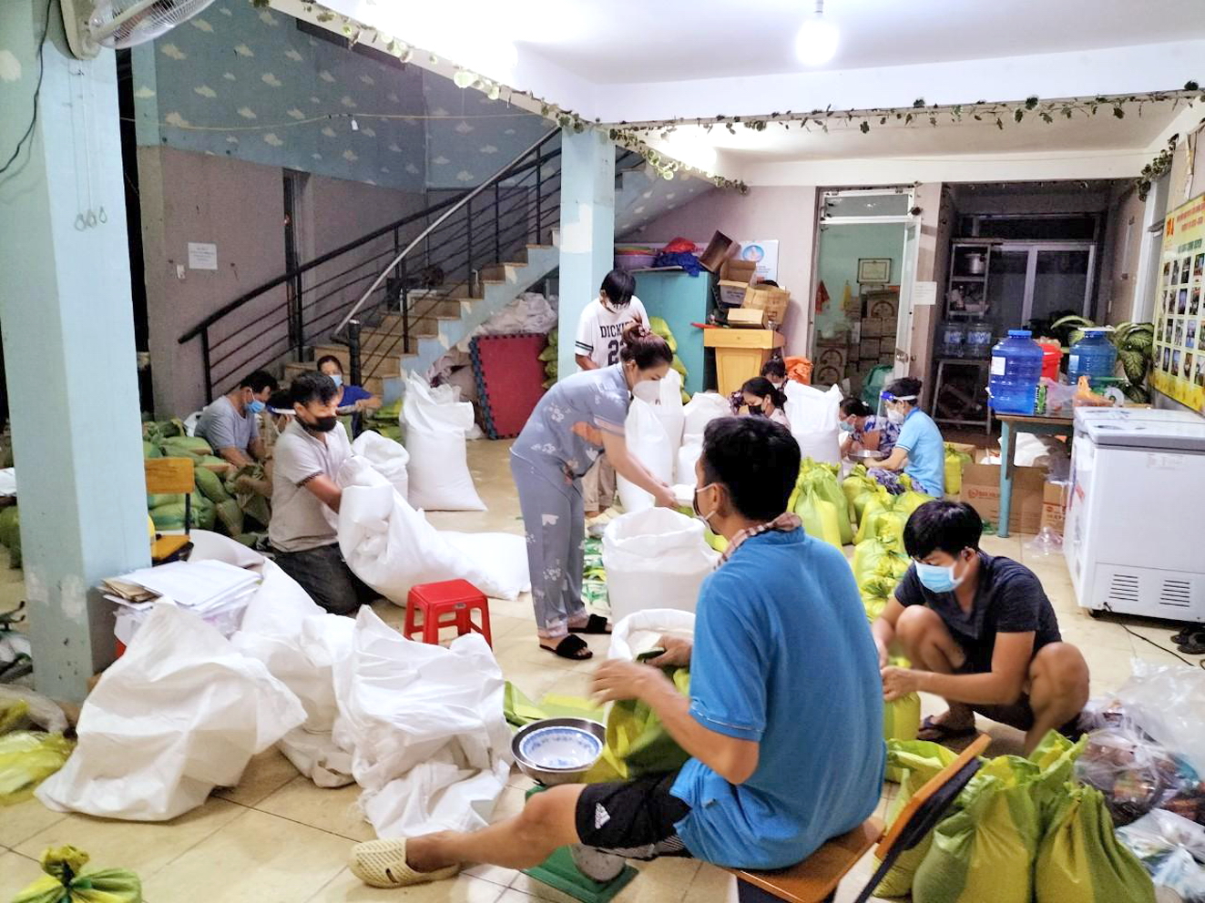 Đội tình nguyện hẻm 258 hỗ trợ UBND phường tiếp nhận và phân chia 25 tấn gạo trong đêm