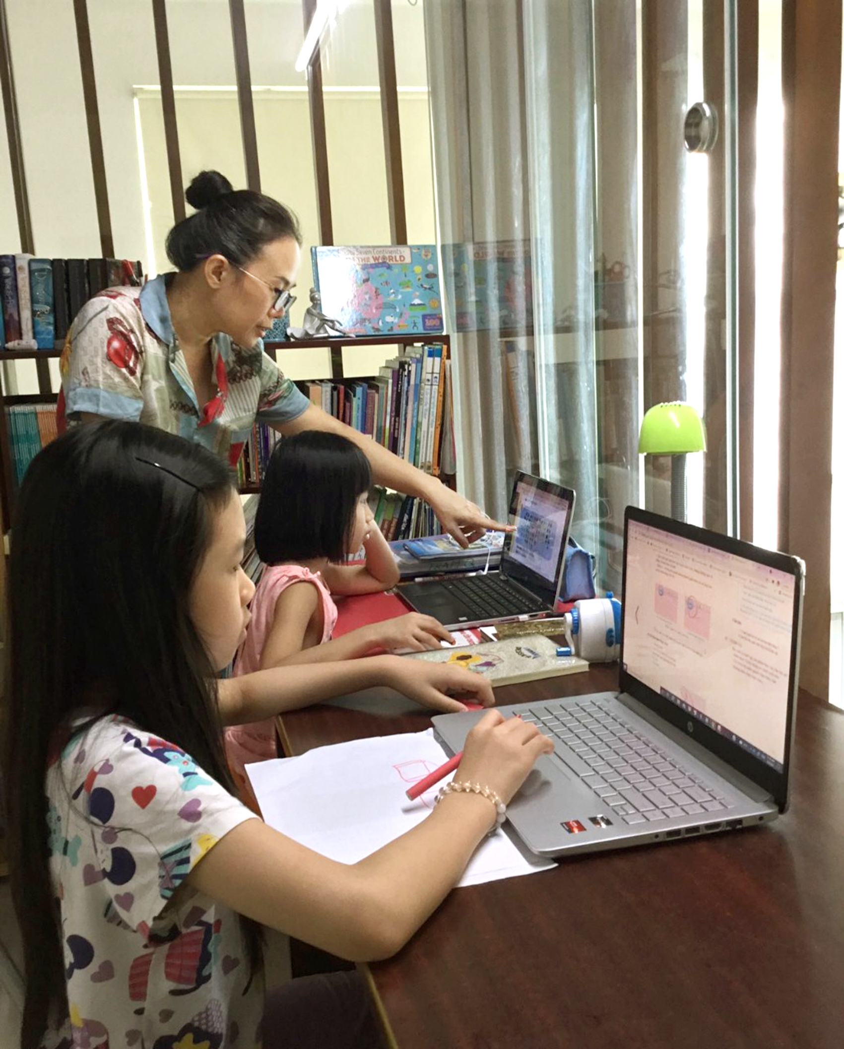 Chị Quỳnh Trâm và hai cô “công chúa” hăm hở bước vào năm học mới