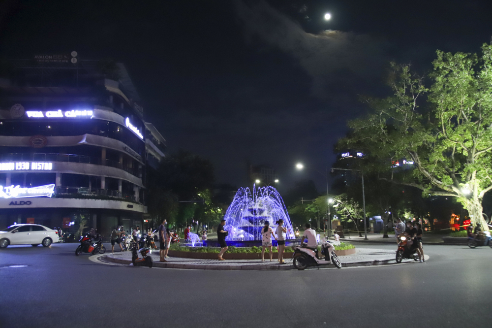 Tại đài phun nước Hồ Gươm - Quảng trường Đông Kinh Nghĩa Thục cũng có khá đông người dân đến chụp ảnh đêm trước rằm Dẹtrung thu.