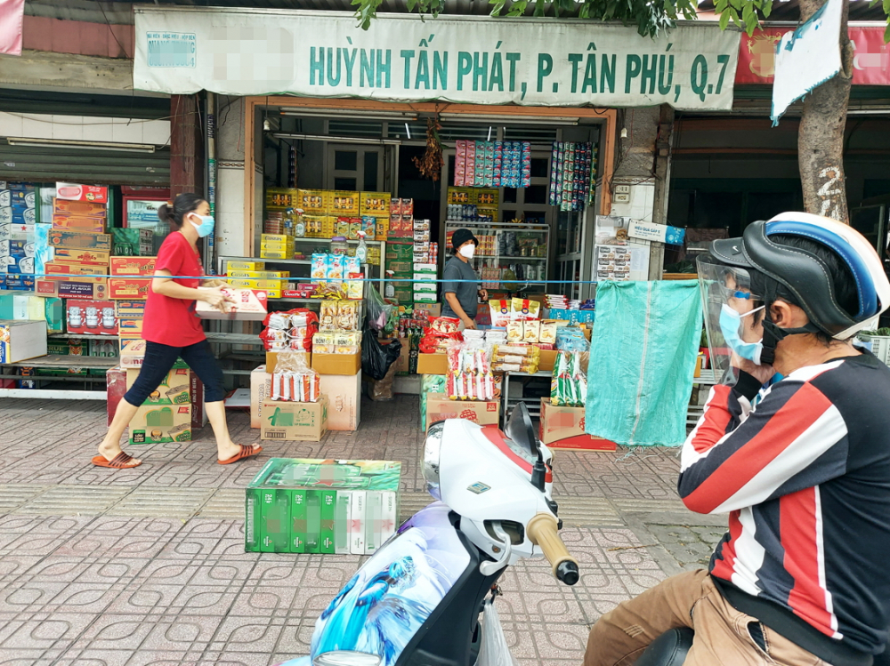 Một cửa hàng ở đường Huỳnh Tấn Phát, Q.7 mở cửa buôn bán trong “trạng thái bình thường mới”