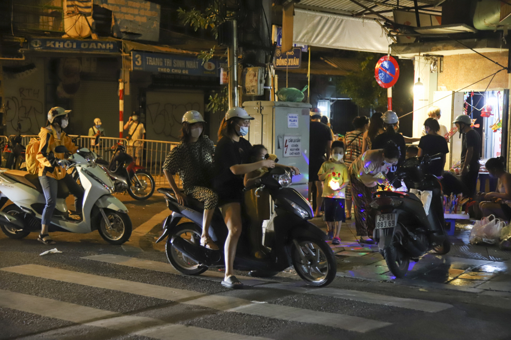 Theo ghi nhận của phóng viên vào tối ngày 20/9, trên các tuyến phố cổ như Đồng Xuân, Hàng Mã, Hàng Đường... có khá đông người dân đổ ra đường mua sắm đồ chơi trẻ em.