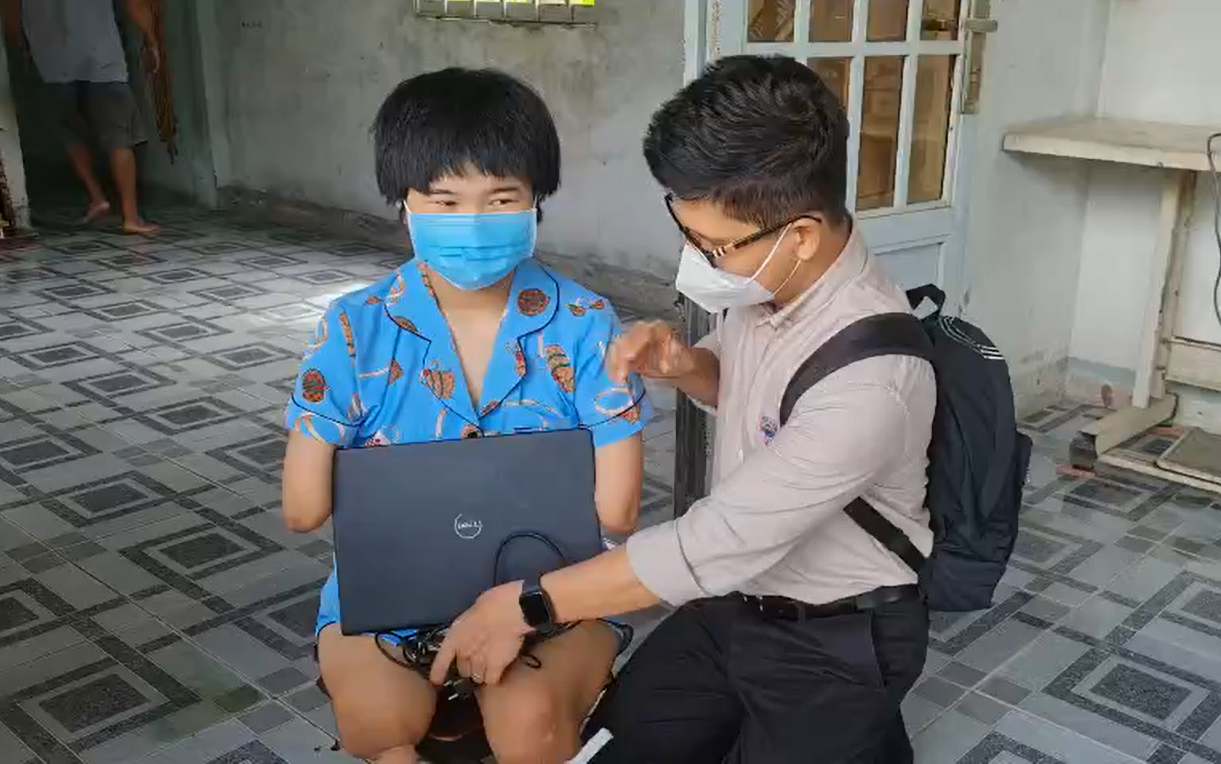 Bé Hoài Thương được tặng laptop nhân dịp Trung thu