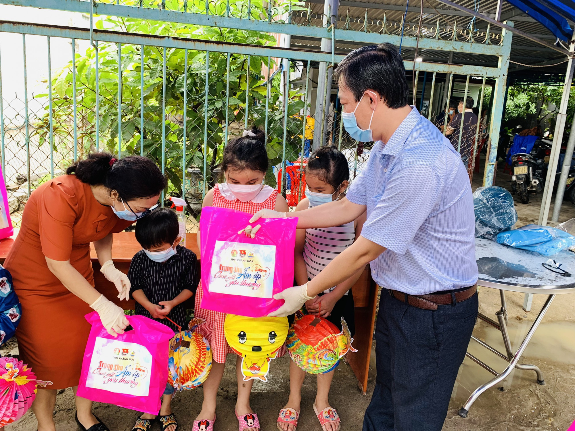 Các em thiếu nhi ở vùng đỏ Cam Đức, huyện Cam Lâm được nhận quà trung thu từ chương trình