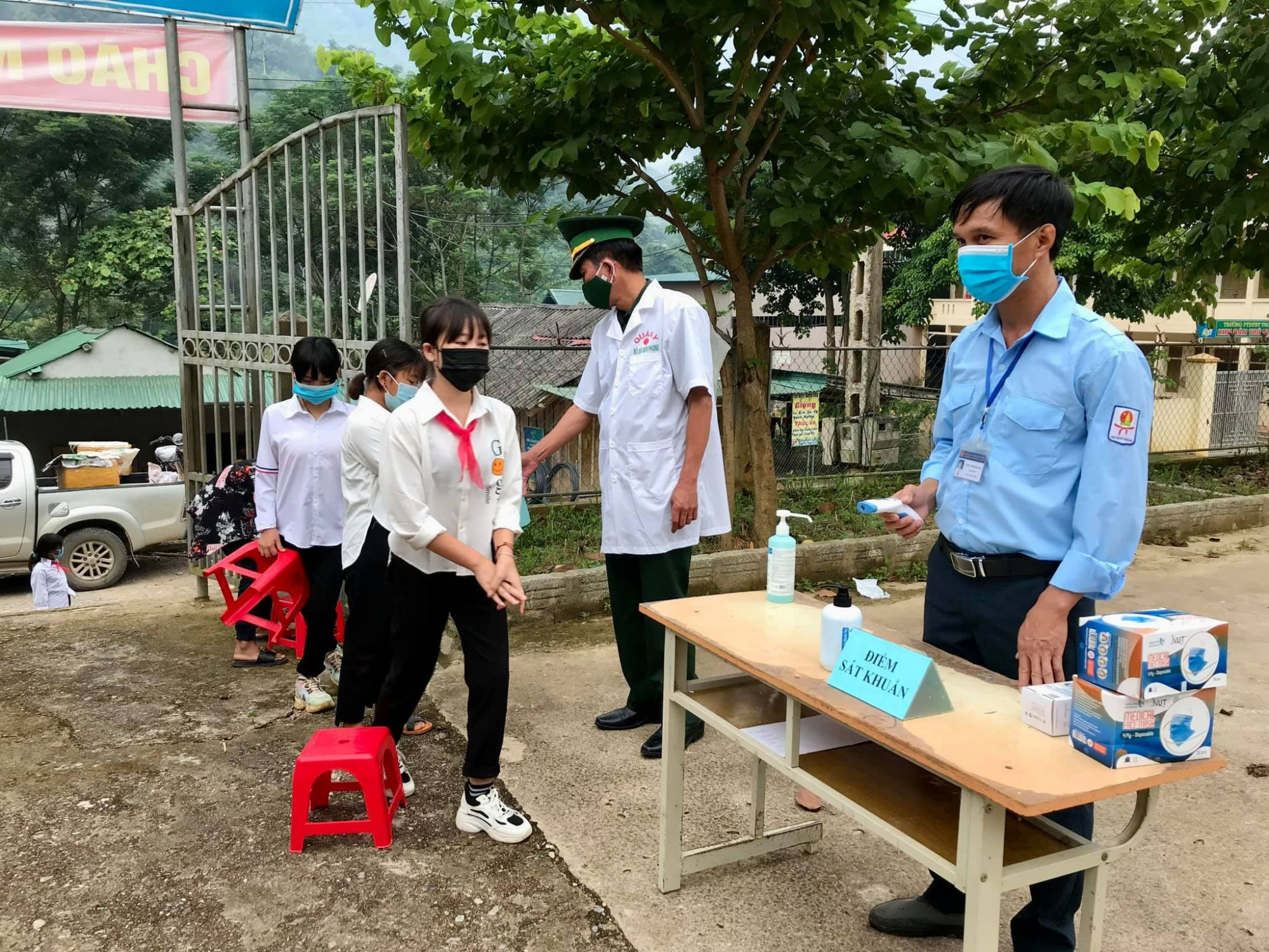 Học sinh miền núi Nghệ An được đo thân nhiệt, sát khuẩn trước khi vào lớp
