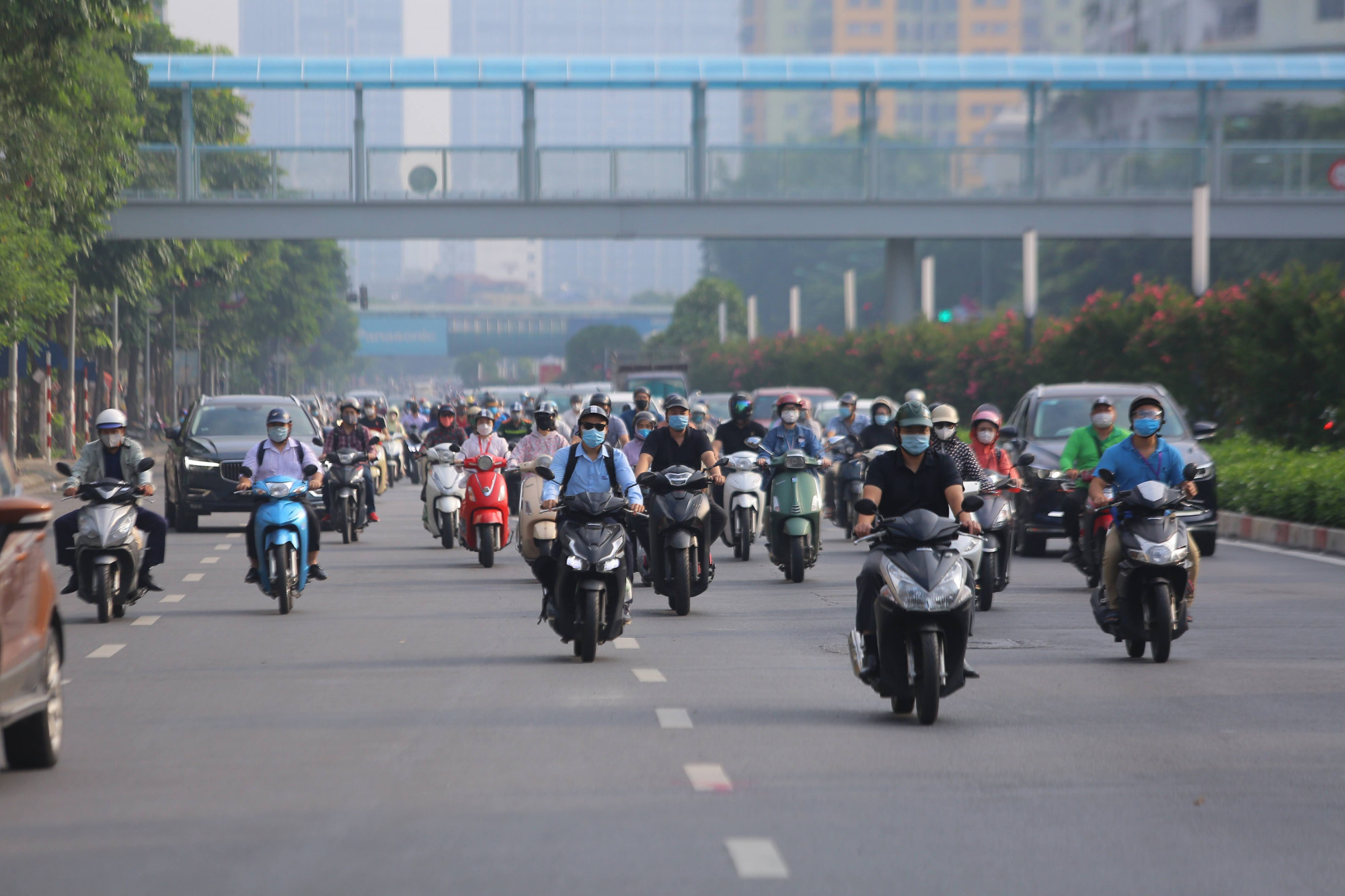 Tại các trục đường chính như Nguyễn Chí Thanh, Trần Duy Hưng mật độ giao thông cao nhưng không ùn tắc do mặt đường Liễu Giai, Văn Cao đã được mở rộng trong thời gian vừa qua.