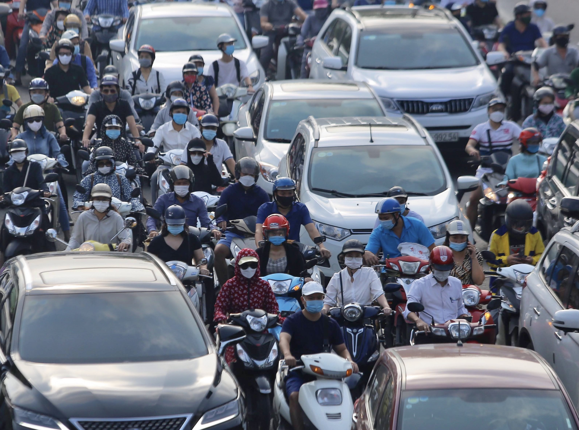 'Điền vào chỗ trống' - hình thức tham gia giao thông khá phổ biển của Hà Nội vào giờ cao điểm.