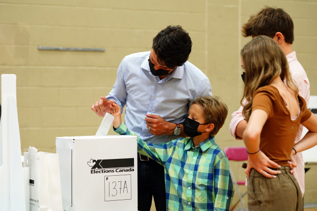 Thủ tướng Justin Trudeau cùng các con đi bỏ phiếu vào đầu ngày - Ảnh: CTV News