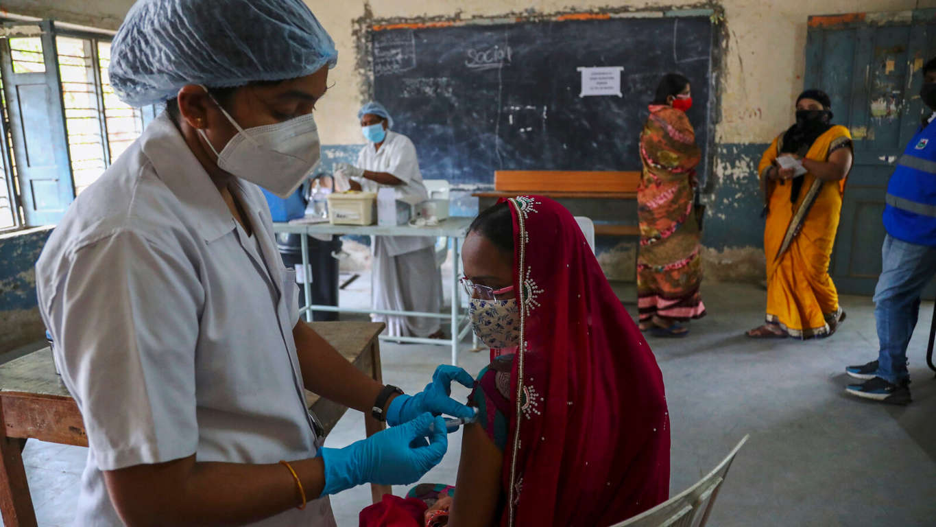 Ấn Độ - nhà sản xuất vắc xin lớn nhất thế giới - đã cấm xuất khẩu vắc xin để dồn lực cho thị trường nội địa khiến lượng vắc xin cung cấp cho các nước nghèo bị sụt giảm nghiêm trọng - Ảnh: Mahesh Kumar A/Associated Press