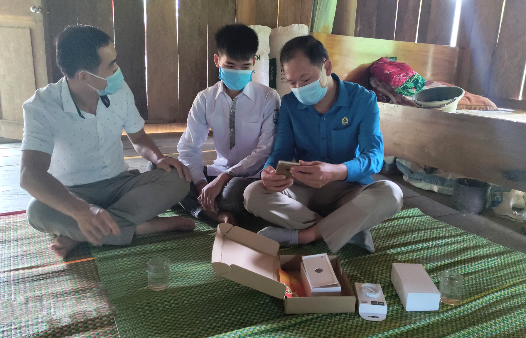 Nhiều học sinh nghèo ở huyện miền núi Nghệ An được tặng điện thoại, phục vụ việc học online