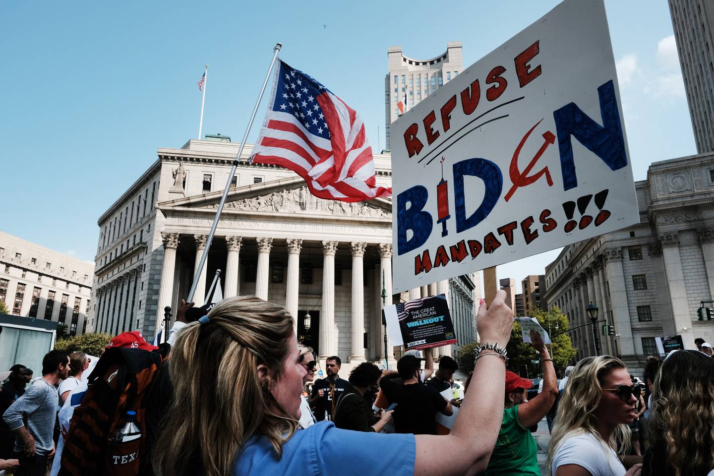 Dân Mỹ biểu tình phản đối chính sách bắt buộc tiêm vắc xin COVID-19 của tổng thống Joe Biden hôm 13/9 - Ảnh: Spencer Platt/Getty Images