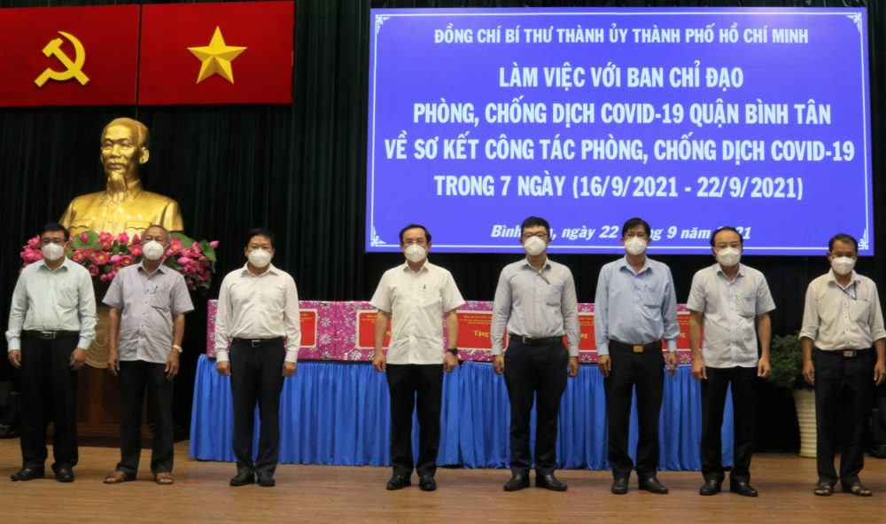 Dịp này, Bí thư Thành ủy TPHCM Nguyễn Văn Nên trao tặng trang thiết bị y tế cho quận Bình Tân và UBND 10 phường. Ảnh: Tường Lam.