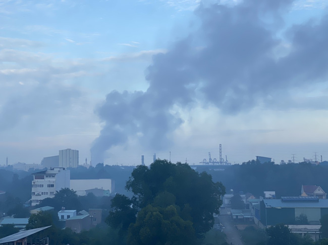 Hình ảnh nhà máy thải khói bụi gây mù mịt các khu dân cư ở thị xã Phú Mỹ. Ảnh: VTV.VN