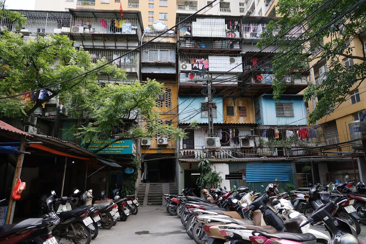 Trên địa bàn Hà Nội còn nhiều chung cư cũ đang trong tình trạng xuống cấp.