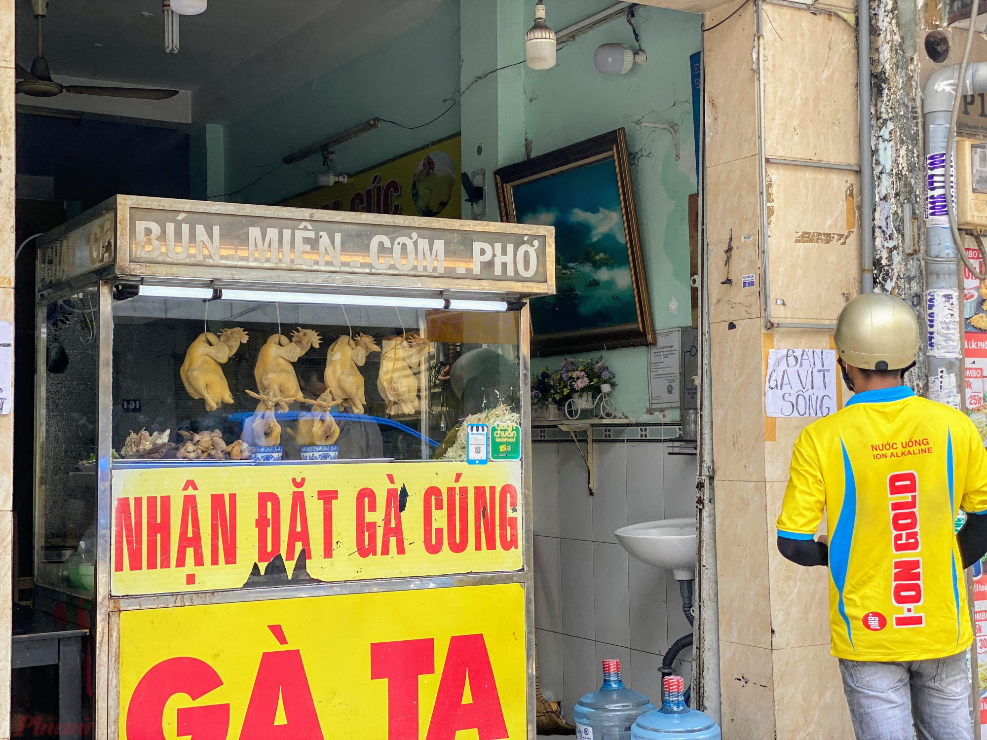 Một cửa hàng bán gà ta làm sẵn trên đường Phan Đình Phùng (quận Phú Nhuận) cũng đang bán cho khách lẻ