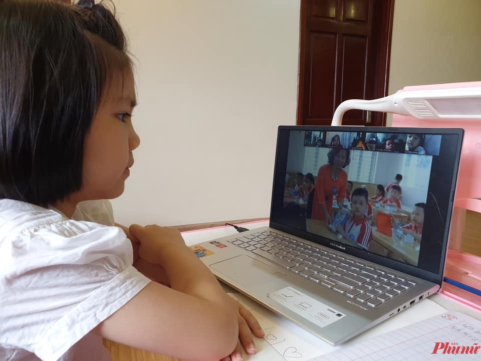 Học sinh Hà Nội vẫn học trực tuyến - Ảnh: Đại Minh