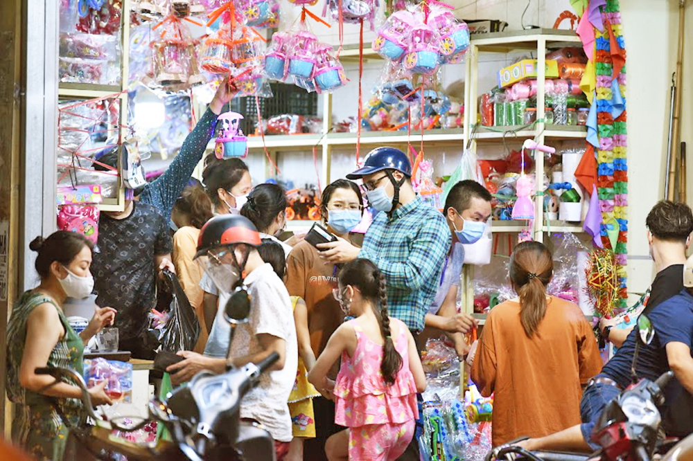 Người dân chen chúc mua đồ trên phố Hàng Mã, Q.Hoàn Kiếm, TP.Hà Nội trong đêm Trung thu - ảnh: Bảo Khang