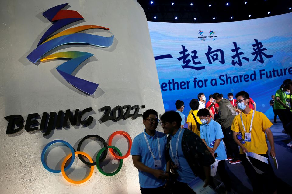 Biểu tượng của Olympic Mùa đông Bắc Kinh 2022 và khẩu hiệu hành động “Cùng nhau vì một tương lai chung tại một nghi lễ ngày 17/9 ở Bắc Kinh, Trung Quốc - Ảnh: Reuters