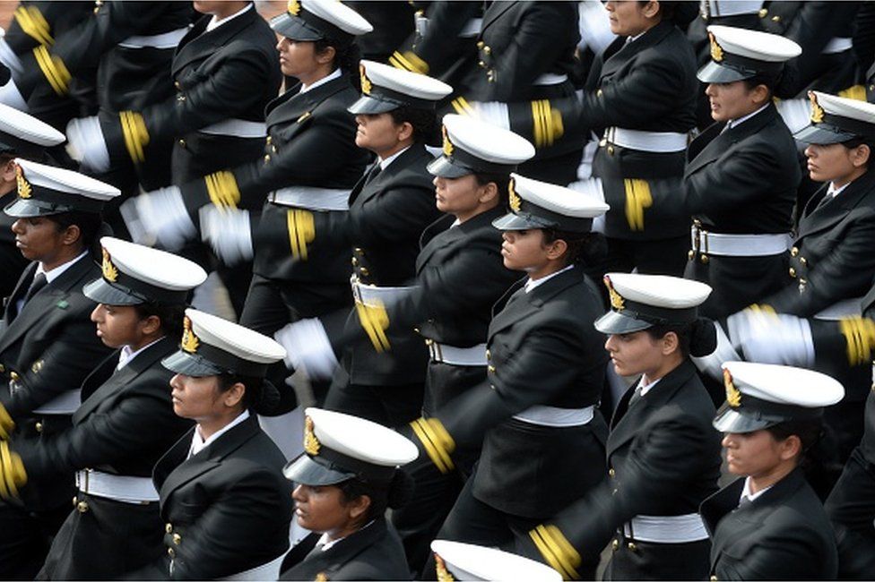 Một đội nữ thuộc lực lượng hải quân Ấn Độ diễu hành trong cuộc duyệt binh ở Delhi - Ảnh: AFP