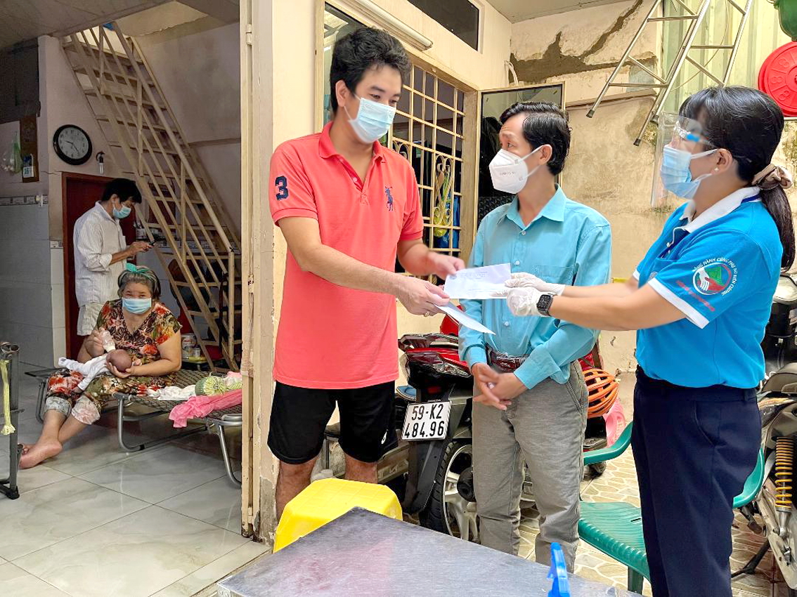 Chị Lương Thanh Trúc (bìa phải) thay mặt Hội Phụ nữ Q.6 đến thăm người nghèo