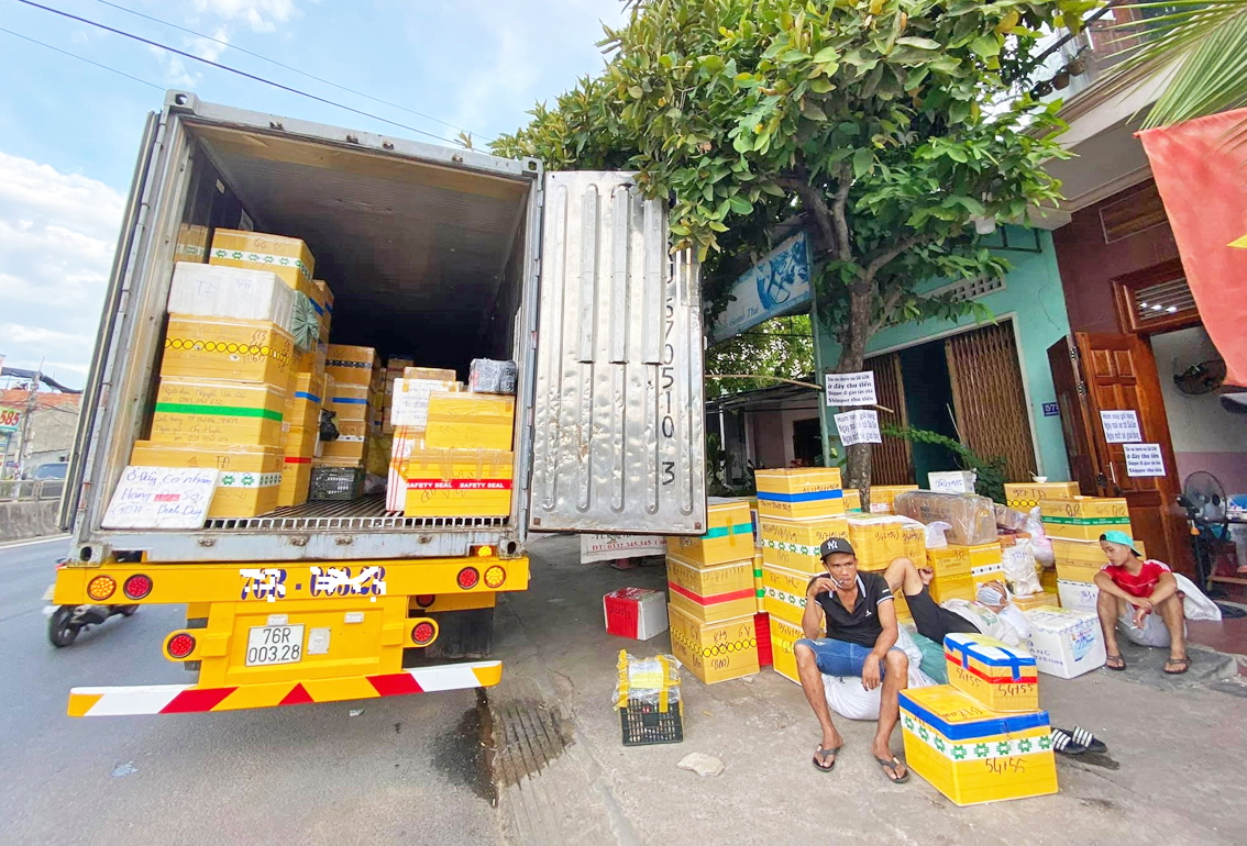 Một nhà xe ở Quảng Ngãi tập kết thực phẩm, nông sản do người dân ở TP.HCM đặt hoặc nhờ người thân ở quê mua gửi vào (ảnh từ fanpage Hội Đồng Hương Quảng Ngãi)