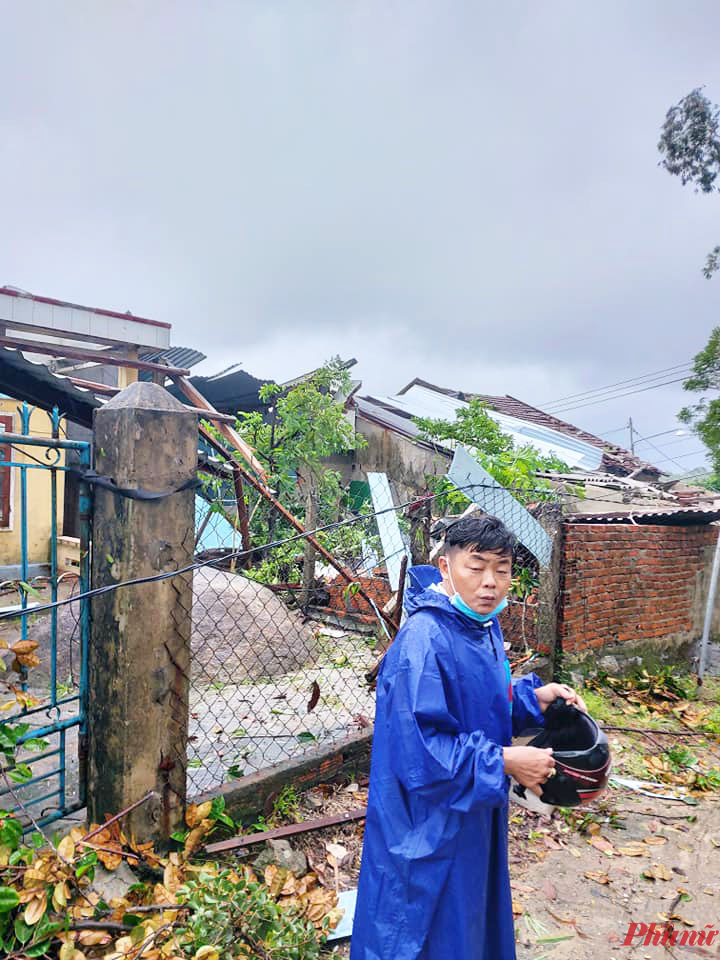 Nhiều ngôi nhà ở xã Bình Đông bị lốc xoáy làm tốc mái, hư hại