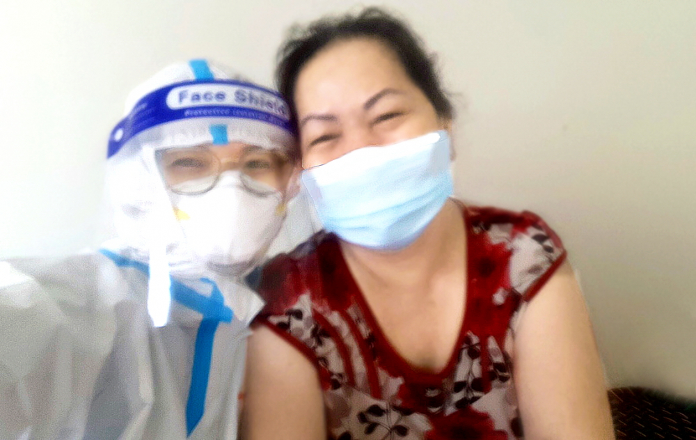 Chuyên viên tâm lý Trương Thị Hồng Hà (trái) vui vẻ chụp ảnh lưu niệm trước giờ bệnh nhân xuất viện