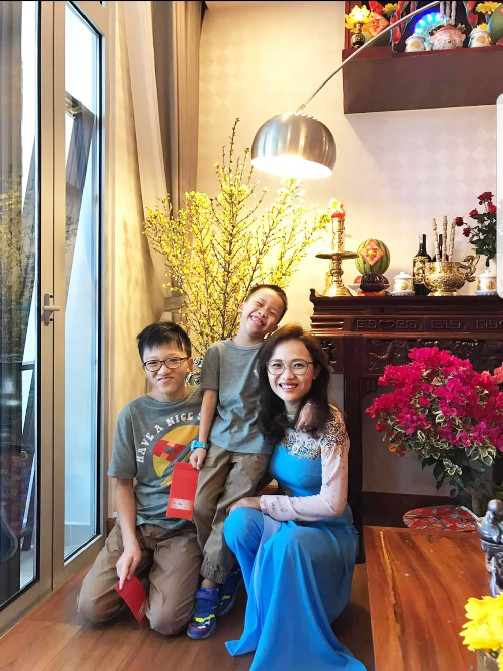 Chị Hồng Hà cùng hai con trai