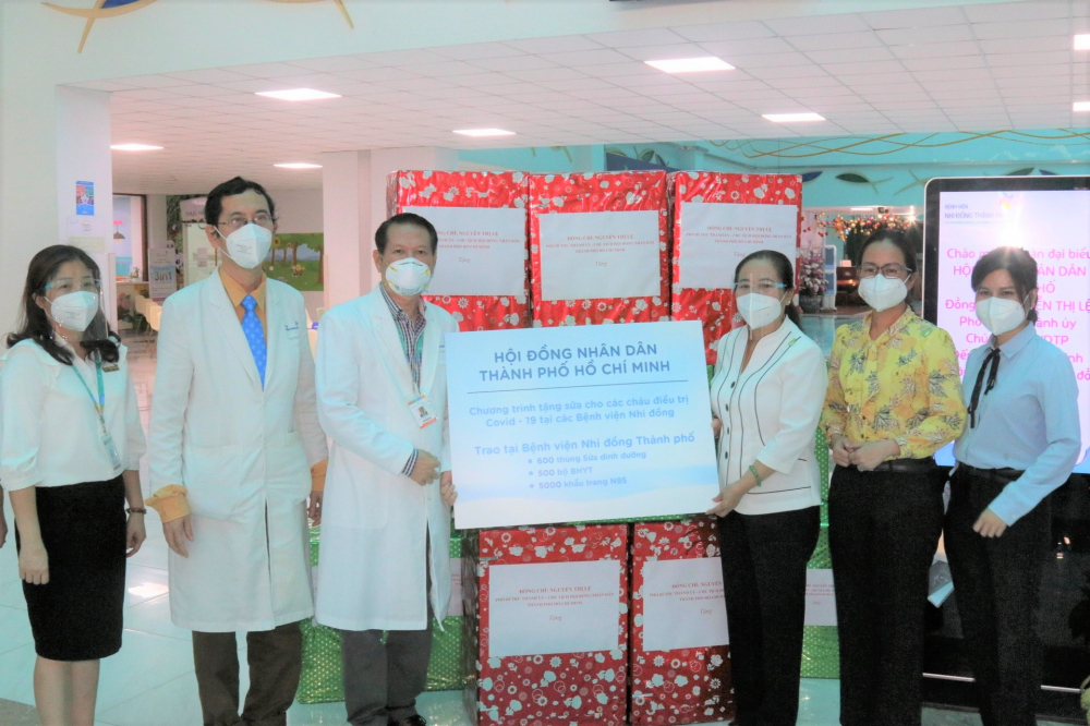 Chủ tịch HĐND TPHCM tặng quà cho bệnh nhi COVID-19 và nhân viên y tế tại Bệnh viện Nhi đồng TPHCM. Ảnh: Tường Lam.