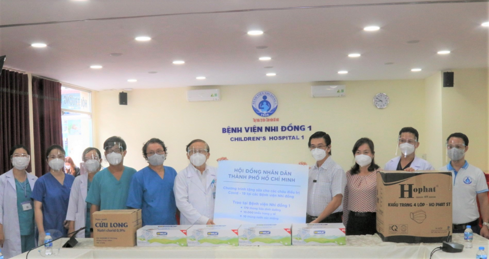 Phó Chủ tịch HĐND TPHCM Nguyễn Văn Dũng trao sữa dinh dưỡng và các phần quà bảo hộ y tế cho Bệnh viện Nhi đồng 1 và Bệnh viện Nhi đồng 2. Ảnh: Tường Lam.