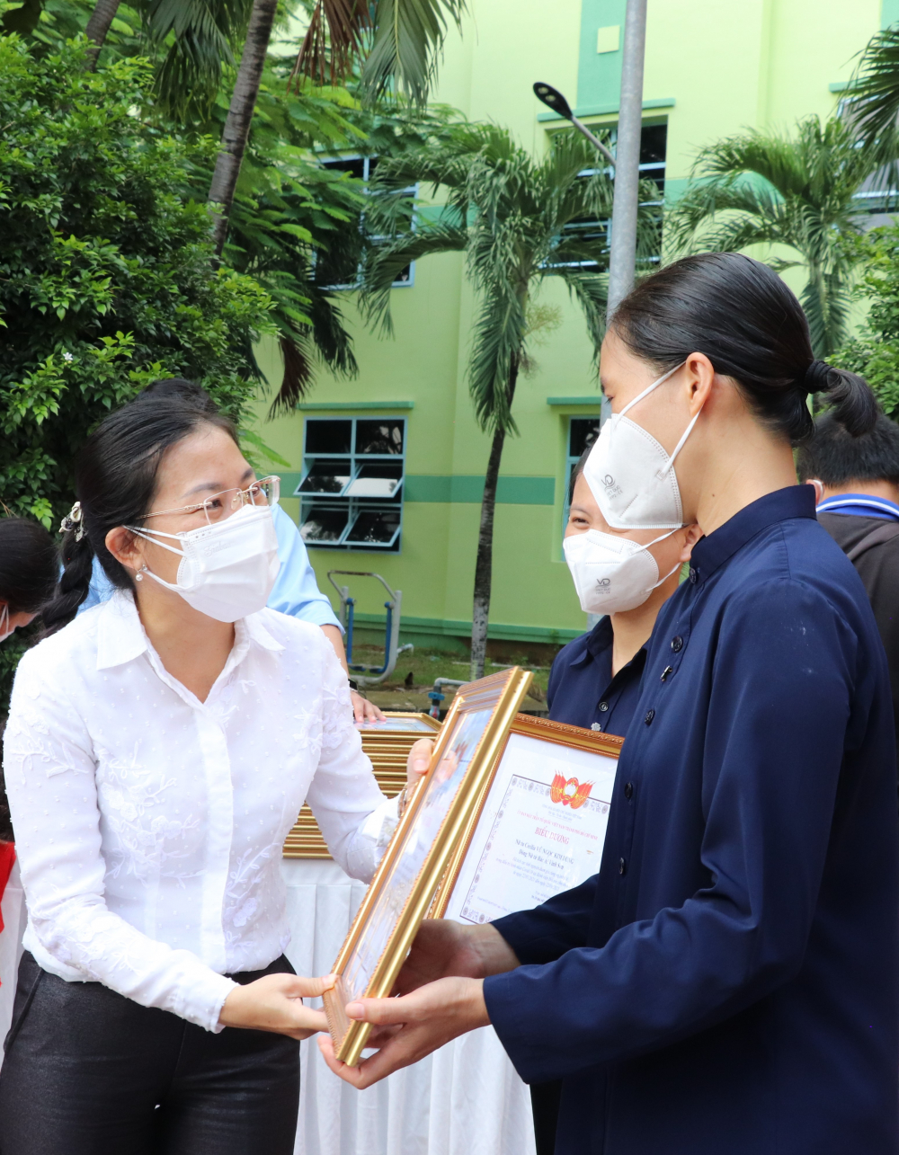 Phó Chủ tịch Ủy ban MTTQ Việt Nam TPHCM Phan Kiều Thanh Hương trân trọng ghi nhận và cảm ơn sự tham gia hỗ trợ của các tình nguyện viên tôn giáo trong hơn một tháng qua trên tinh thần trách nhiệm, chia sẻ, vượt qua những khó khăn của cuộc sống thiếu nhiều tiện ích sinh hoạt để tình nguyện chăm sóc, động viên tinh thần cho bệnh nhân, giúp giảm tải rất nhiều cho các y bác sĩ, góp phần thực hiện mục tiêu của TP là giảm tỷ lệ tử vong, có thêm nhiều trường hợp hồi phục được xuất viện.