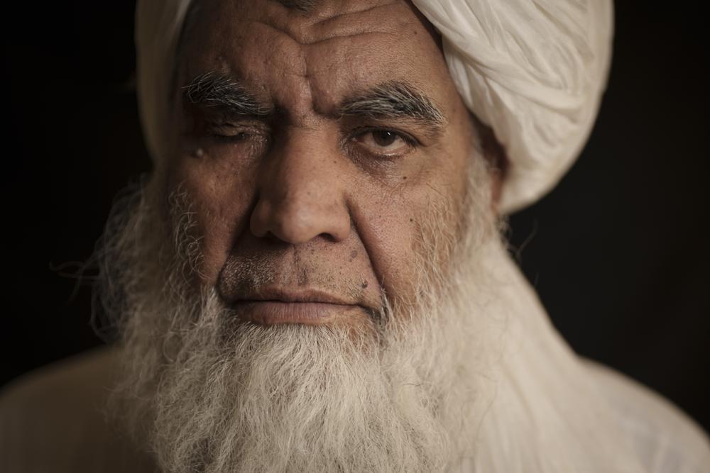 Thủ lĩnh Taliban Mullah Nooruddin Turabi chụp ảnh ở Kabul, Afghanistan, thứ Tư, ngày 22 tháng 9 năm 2021. Mullah Turabi, một trong những người sáng lập Taliban, nói rằng phong trào cứng rắn sẽ một lần nữa thực hiện các hình phạt như hành quyết và cắt cụt chân tay, mặc dù có lẽ không phải ở nơi công cộng. (Ảnh AP / Felipe Dana)