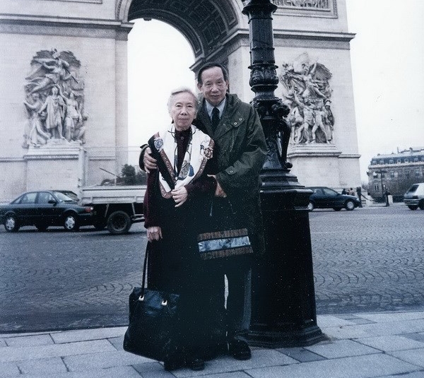 Giáo sư, Bác sĩ Từ Giấy cùng vợ là bà Nguyễn Thị Hiếu chụp hình trong một chuyến công tác ở Pháp (Ảnh gia đình cung cấp)