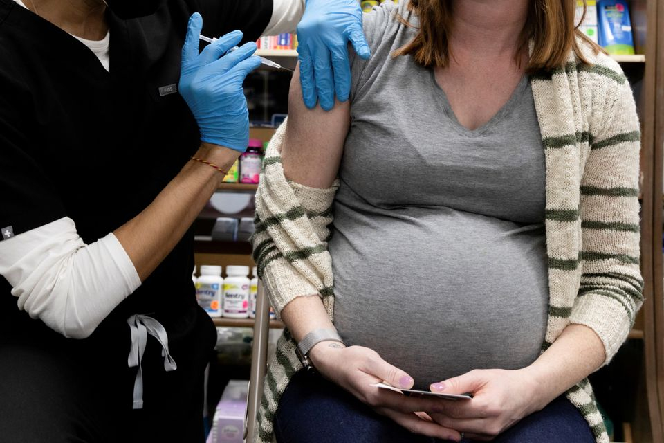 Một thai phụ được tiêm chủng ngừa COVID-19 tại Schwenksville, Pennsylvania (Mỹ) ngày 11/2/2021 - Ảnh: Reuters