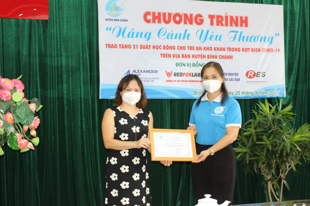Bà Thái Thị Vân Anh - đại diện Nhóm thiện nguyện “Lexington và các bạn” cho biết: “Trong ngày nhóm cũng trao 20 suất học bổng cho trẻ mồ côi do dịch COVID-19 Q.7, với trị giá mỗi suất 5 triệu đồng.