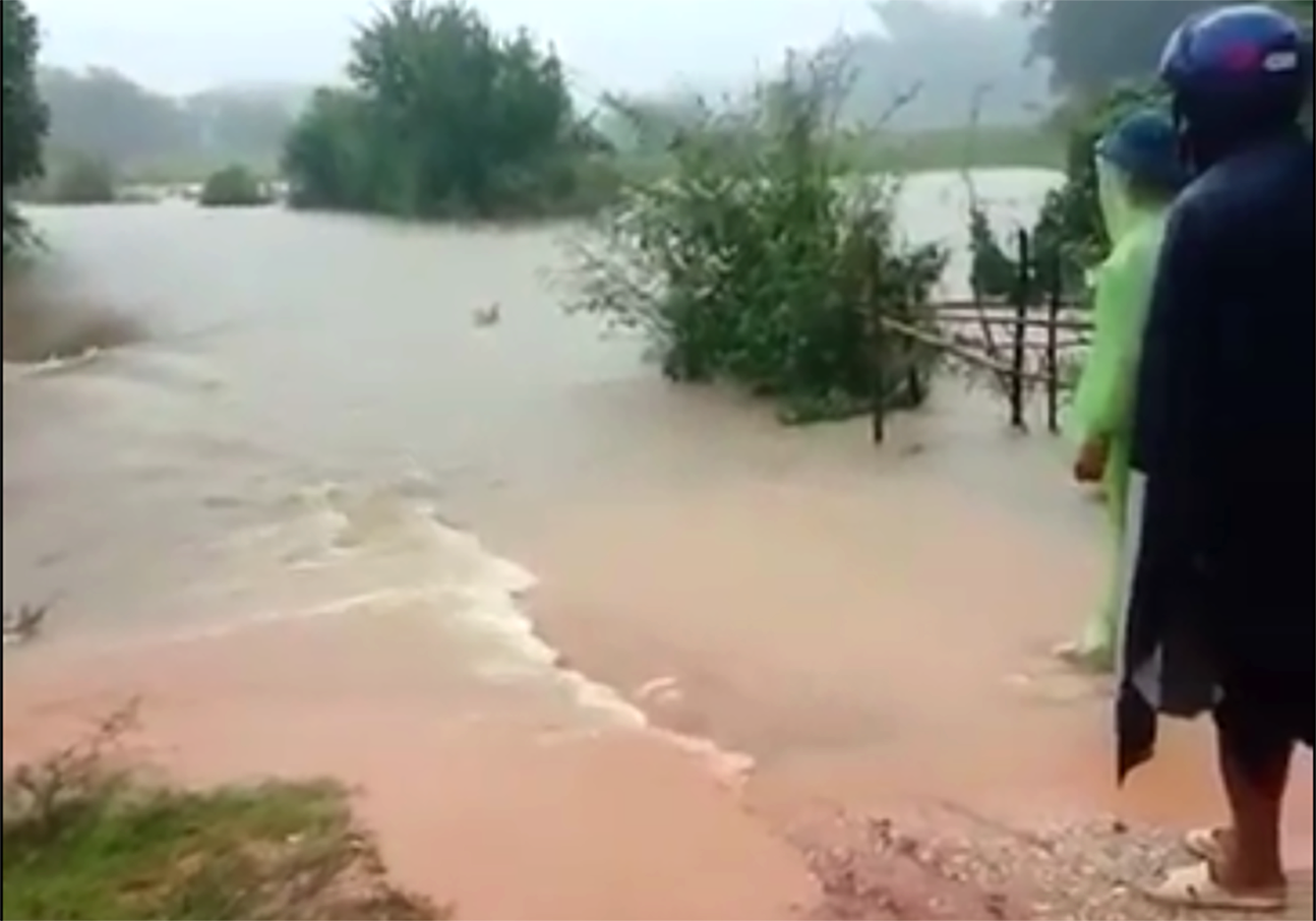Nhiều nơi ở miền núi Nghệ An bị ngập sâu, chia cắt do mưa lớn