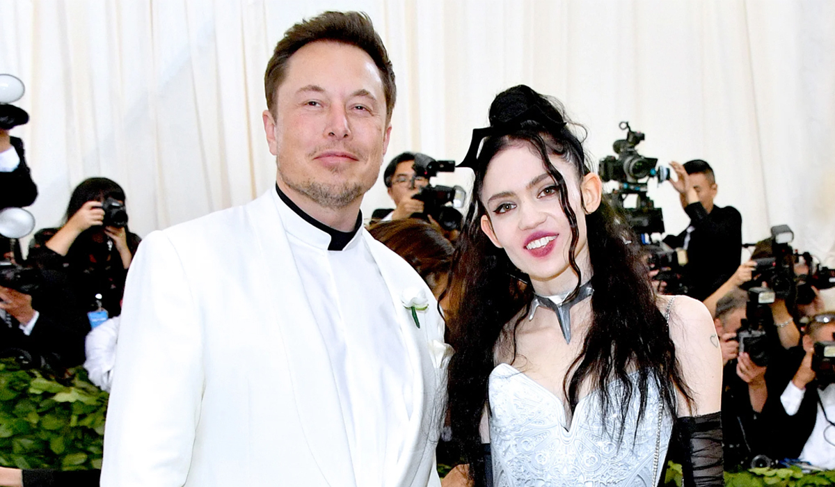Tỷ phú Elon Musk tháp tùng bạn gái tại một sự kiện.